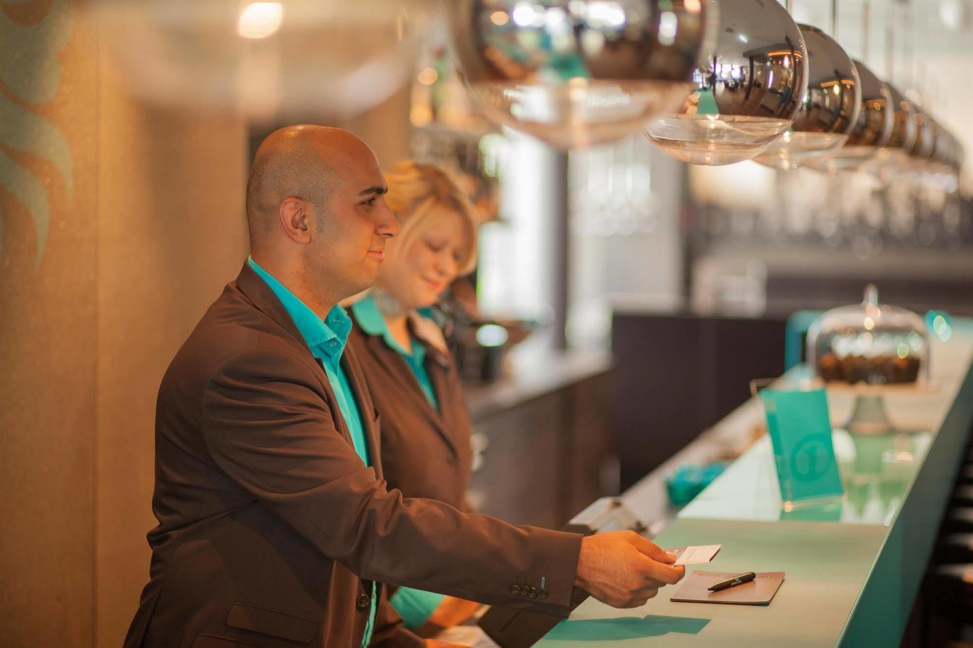 Motel One Frankfurt-Eastside Франкфурт-на-Майне Экстерьер фото